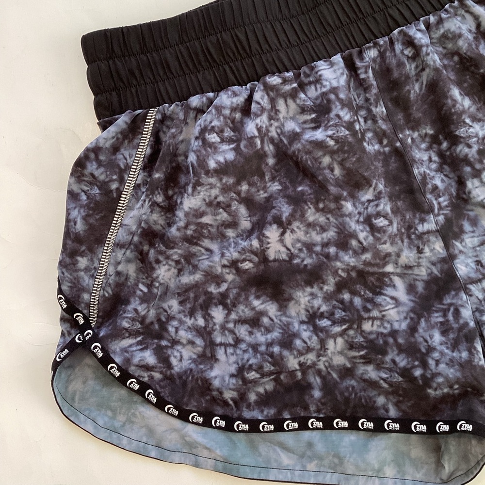 ZYIA Active lined running shorts - Picture 2 of 6